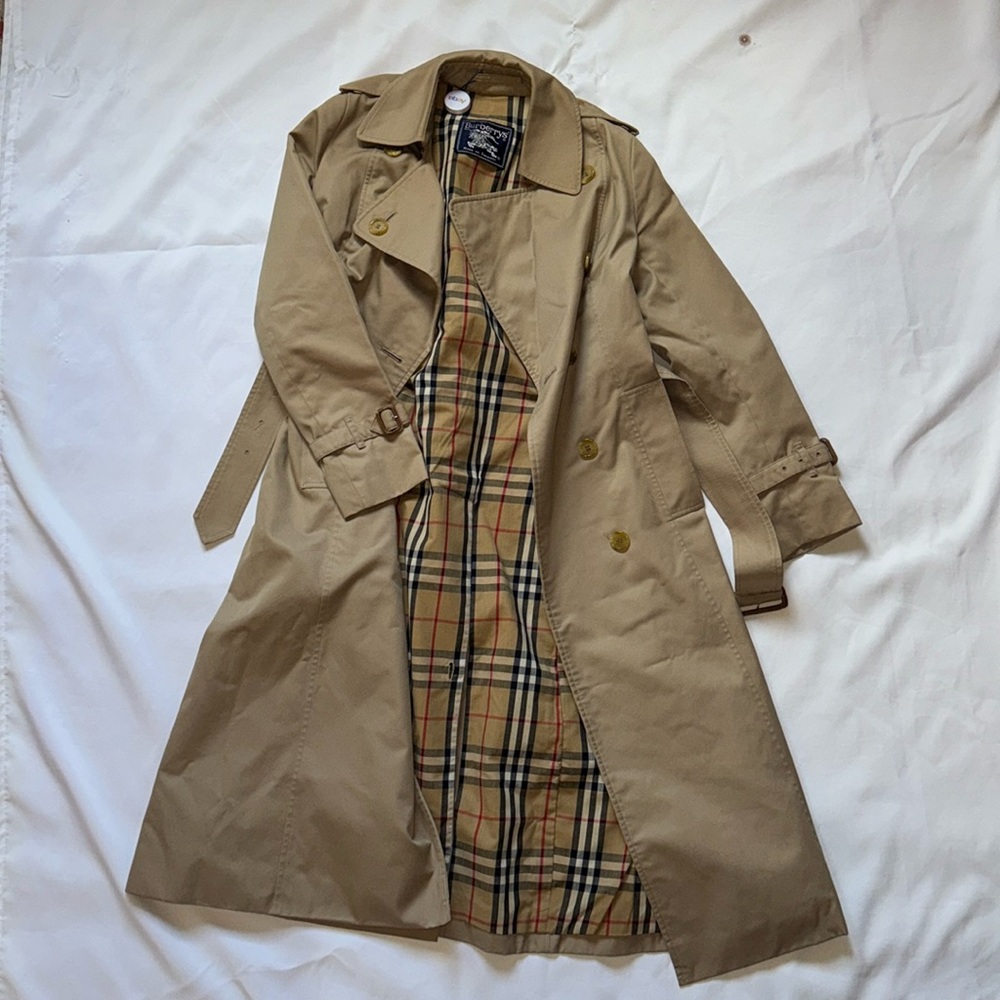 Beautiful Burberry Women’s size small 6 Trench Coat Authentic